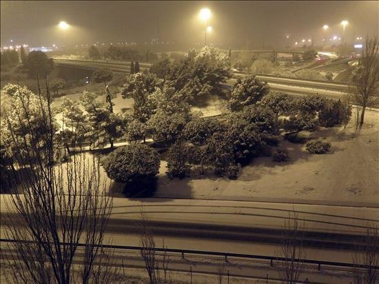 Aspecto del madrileño Nudo de Manoteras, tras la nevada caida esta noche en la capital de España. EFE 